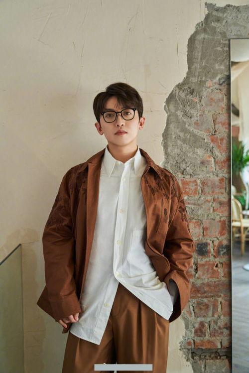 奔跑吧导演姚译添资料,奔跑吧幕后推手，揭秘导演背后的故事